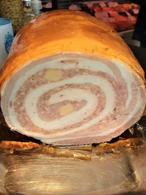 Poitrine de porc cuite farce au fromage