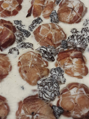 Paupiette de chapon cuisinée et farcie aux morilles et armagnac