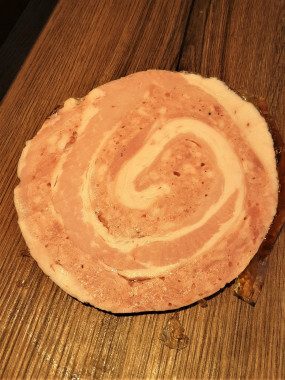 Poitrine de porc cuite farce à l'ail