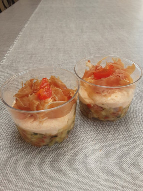 Verrine  entrée Tartare courgettes-tomates, feta-paprika et jambon cru