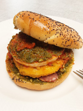 Burger Poulet/chèvre/pesto