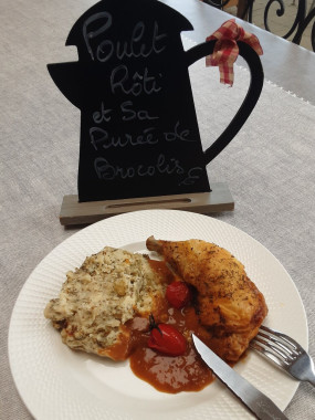 Poulet rôti cuisiné et purée de brocolis