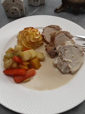 Filet mignon sauce au maroilles, pomme duchesse et poêlée de légumes glacés