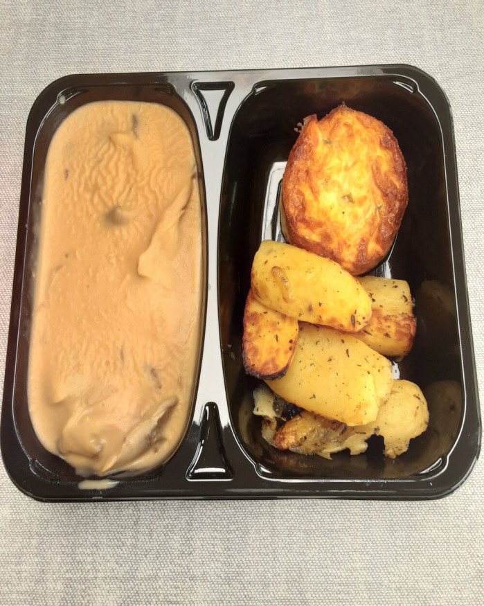 Jambon sauce Madère, flan de légumes et pommes de terre rissolées