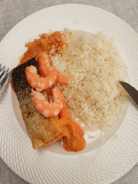 SAUMON sauce CREVETTE et riz