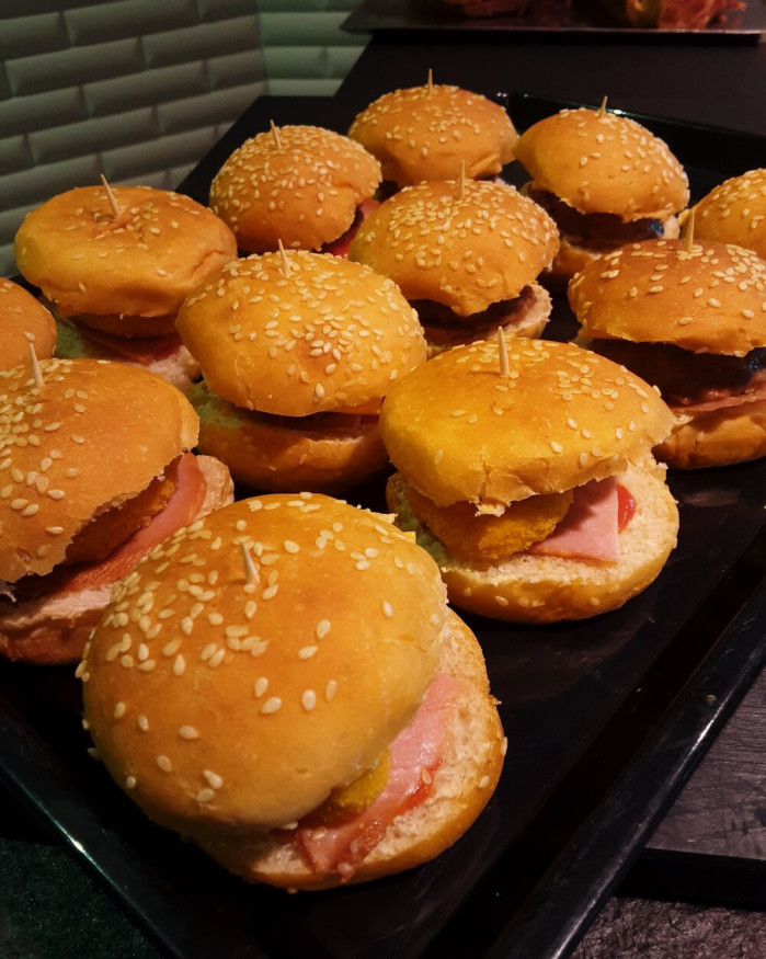 Mini burgers chauds au cheddar (12 pièces)