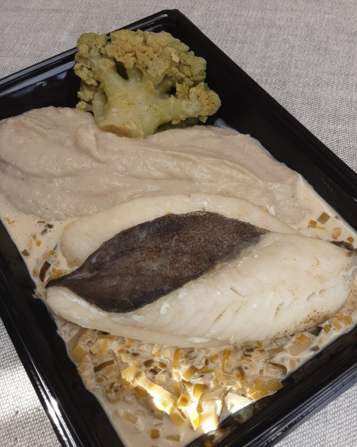 Filet de Saint Pierre sauce Champagne et fondue de poireaux, purée de topinambours à la vanille et chou Romanesco