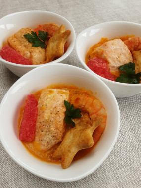 Cassolette de Saumon rose et Gambas sauce aux agrumes et Riesling