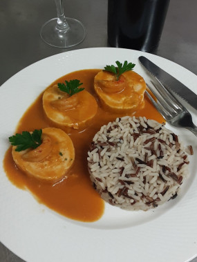 Médaillons de poulet farcis sauce aux écrevisses