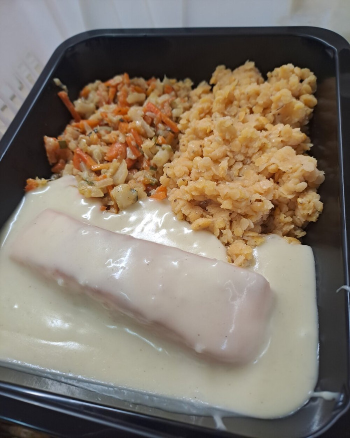 SAUMON  sauce au beurre blanc, pomme de terre, julienne de légumes