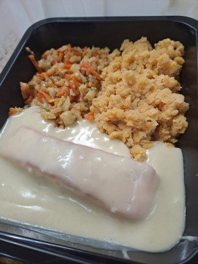 SAUMON  sauce au beurre blanc, pomme de terre, julienne de légumes
