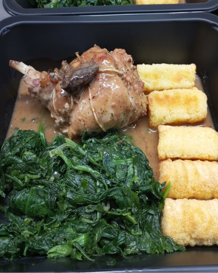 Lapin cuisiné aux pruneaux, purée de carottes et croquettes de pomme de terre
