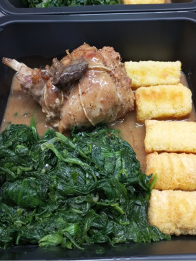 Lapin cuisiné aux pruneaux, purée de carottes et croquettes de pomme de terre