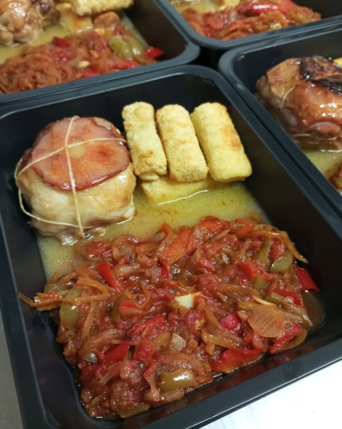 Paupiette de poulet BASQUAISE, compotée de poivrons et croquettes