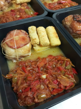 Paupiette de poulet BASQUAISE, compotée de poivrons et croquettes